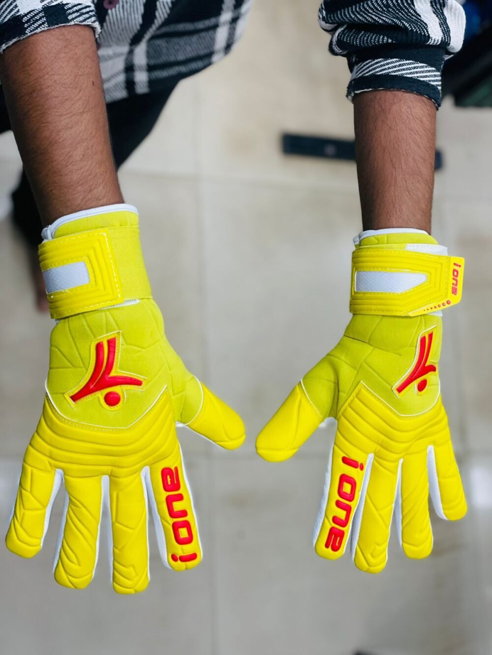 I One Defender GoalKeeper Gloves